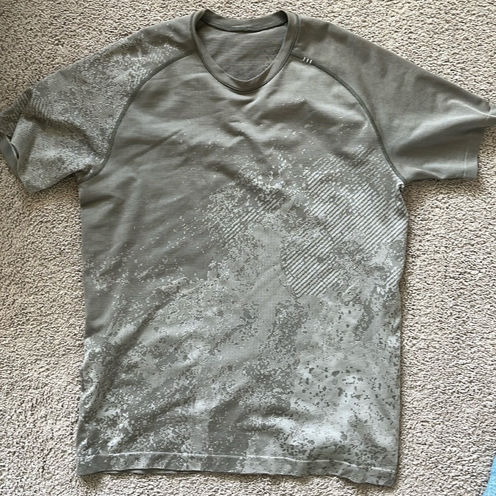 Lululemon men’s medium metal vent tech SS